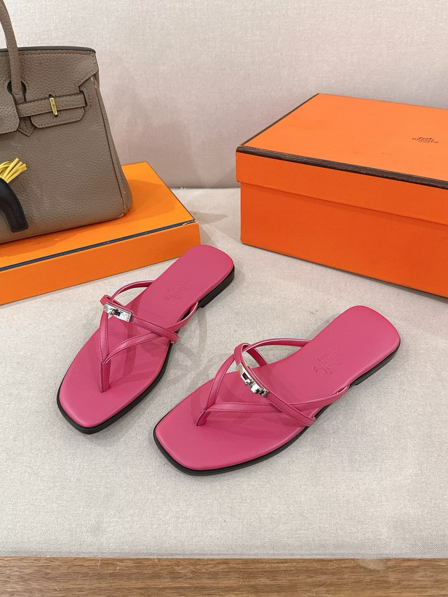 ua H**me5 miss sandals