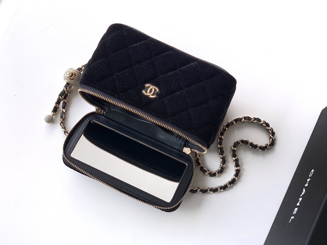 Ch**el vanity with chain 9.5x17x8cm