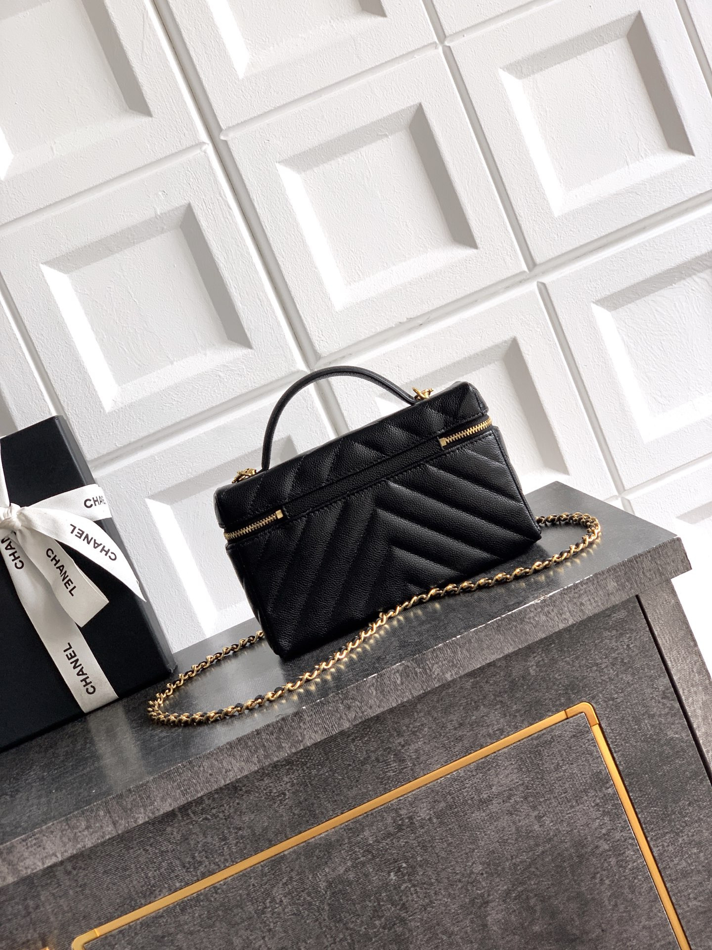 Chanel Vanity with Chain AP5212 17x19.5x5cm