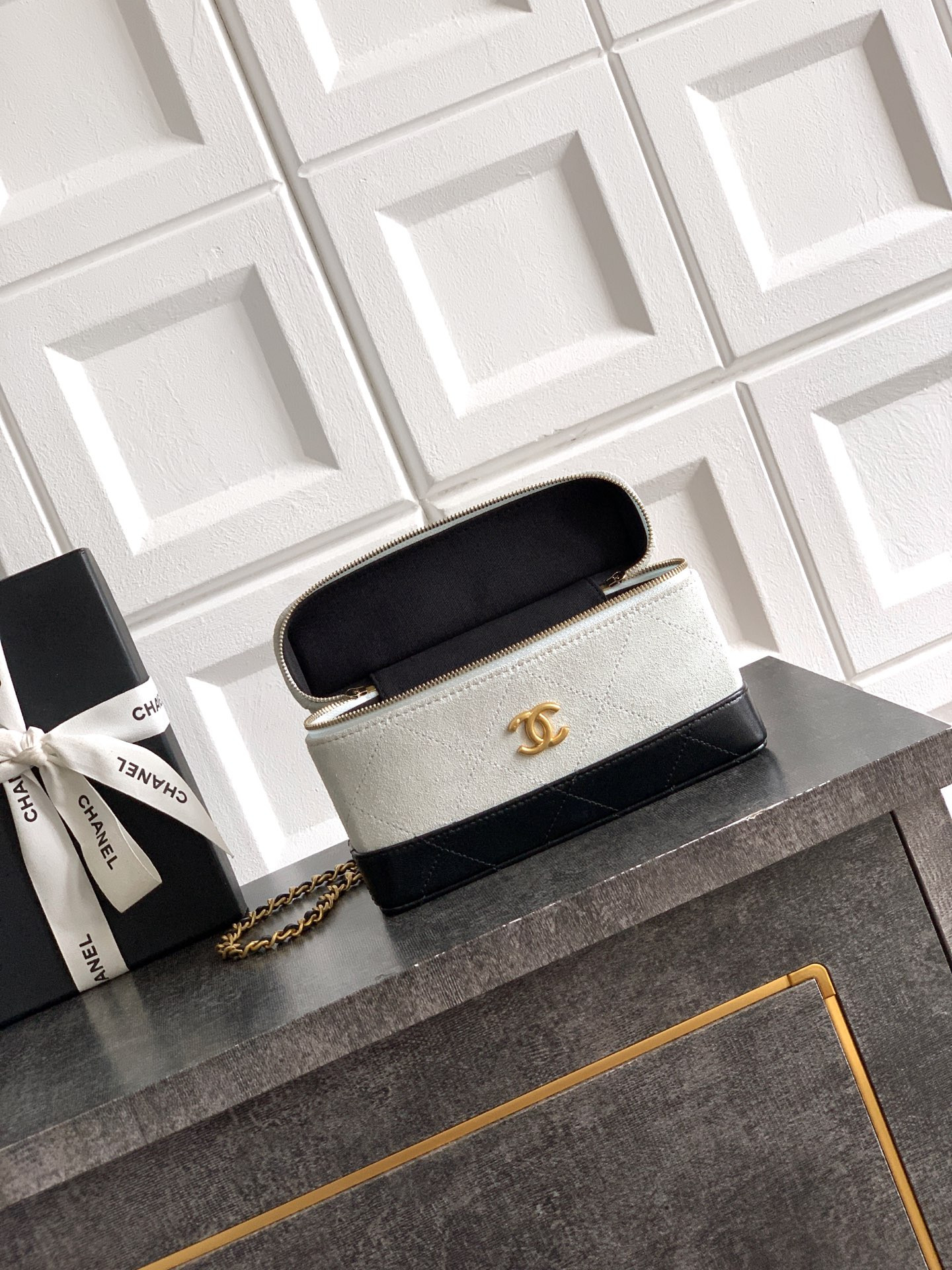 Chanel Vanity with Chain AP5186 17x19.5x5cm