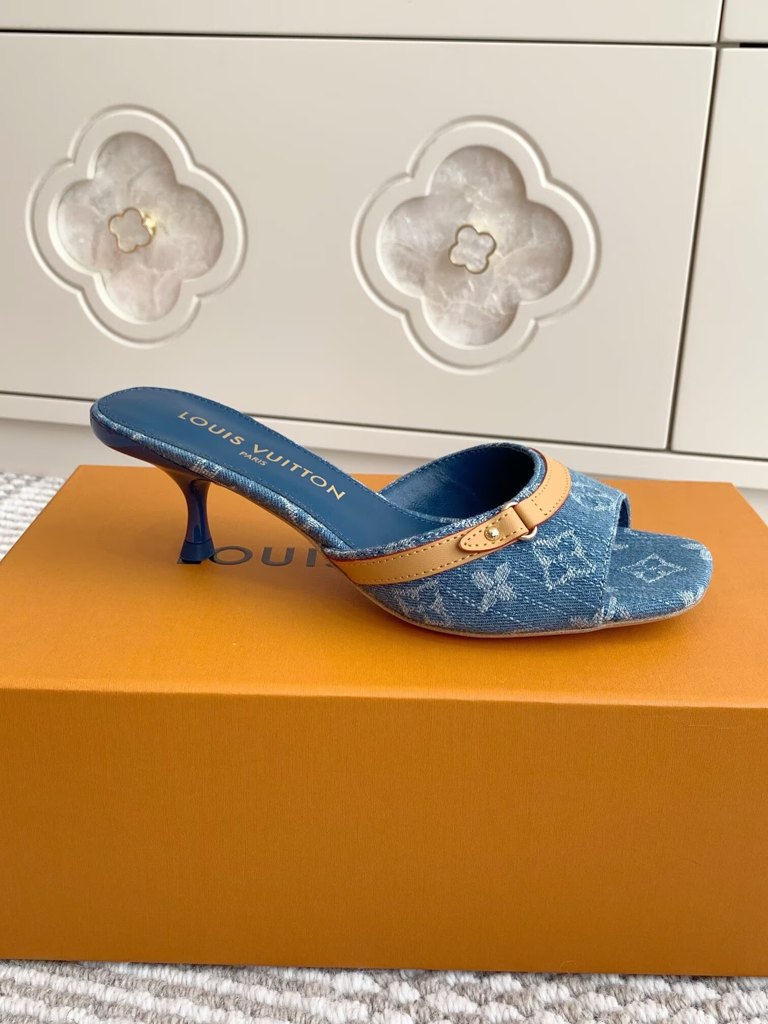 UA LV 6AM Mule