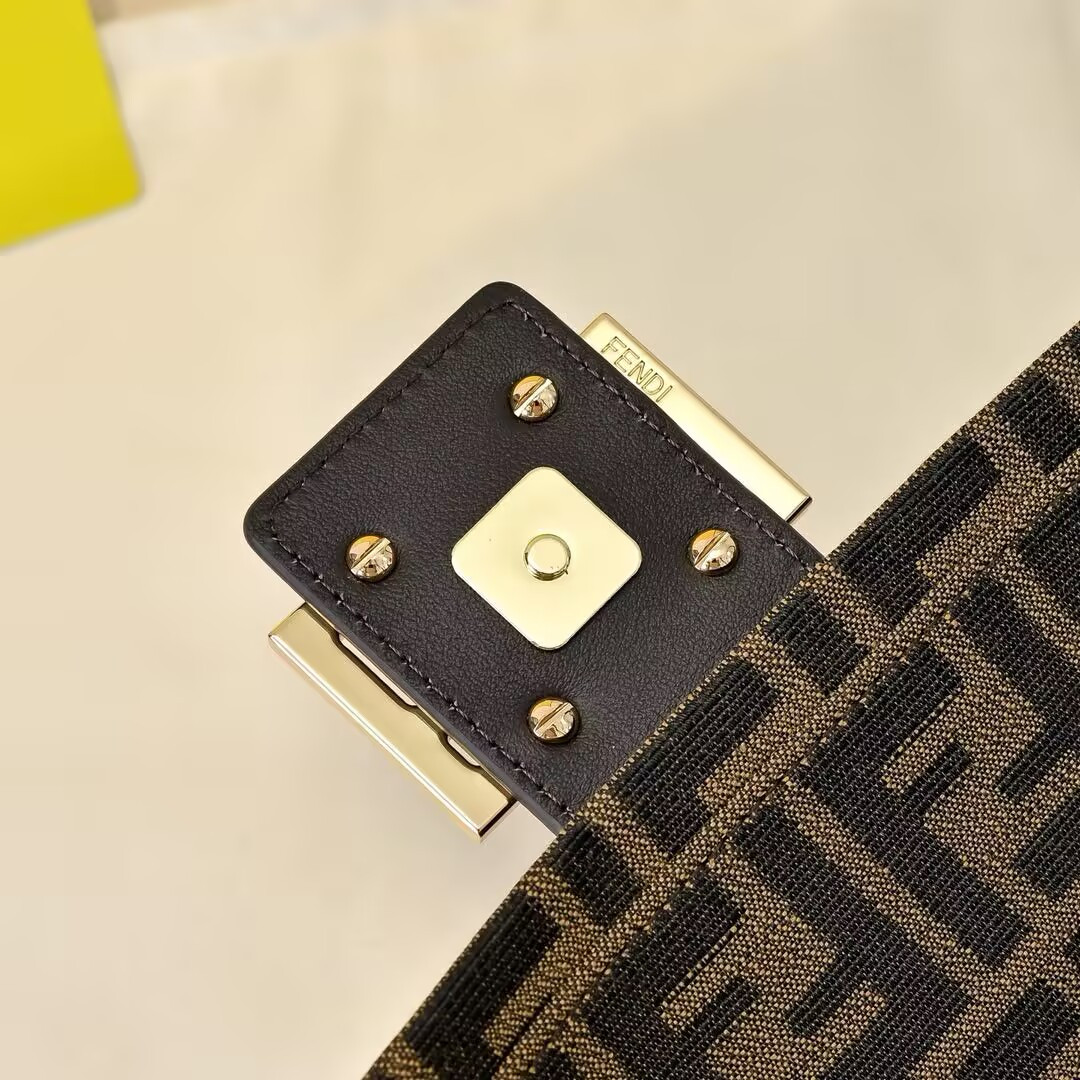 Fendi Baguette Shoulder Bag 26x13x6cm