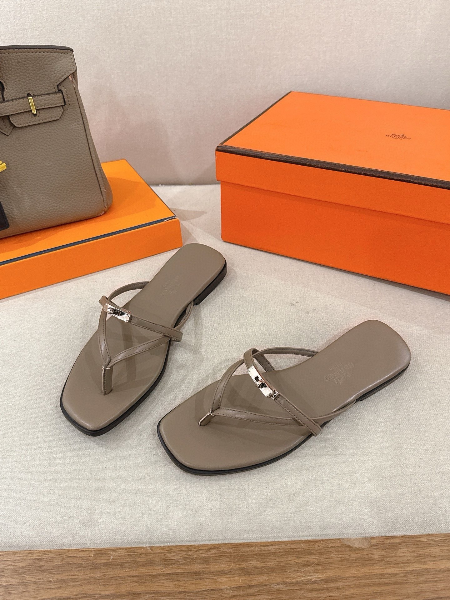 ua H**me5 miss sandals