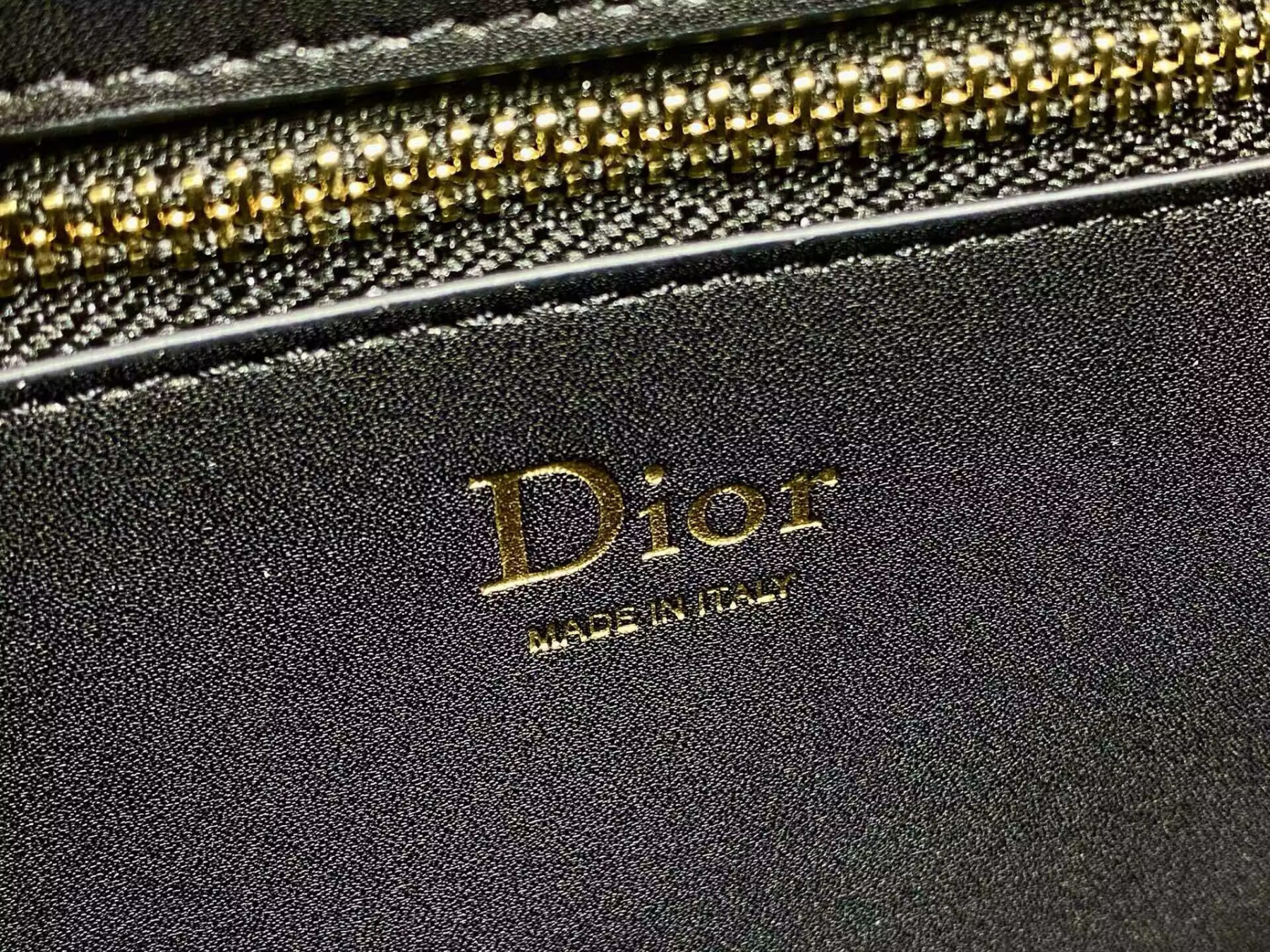 Dior Medium Médaillon Flap Bag 23x16x6.5cm