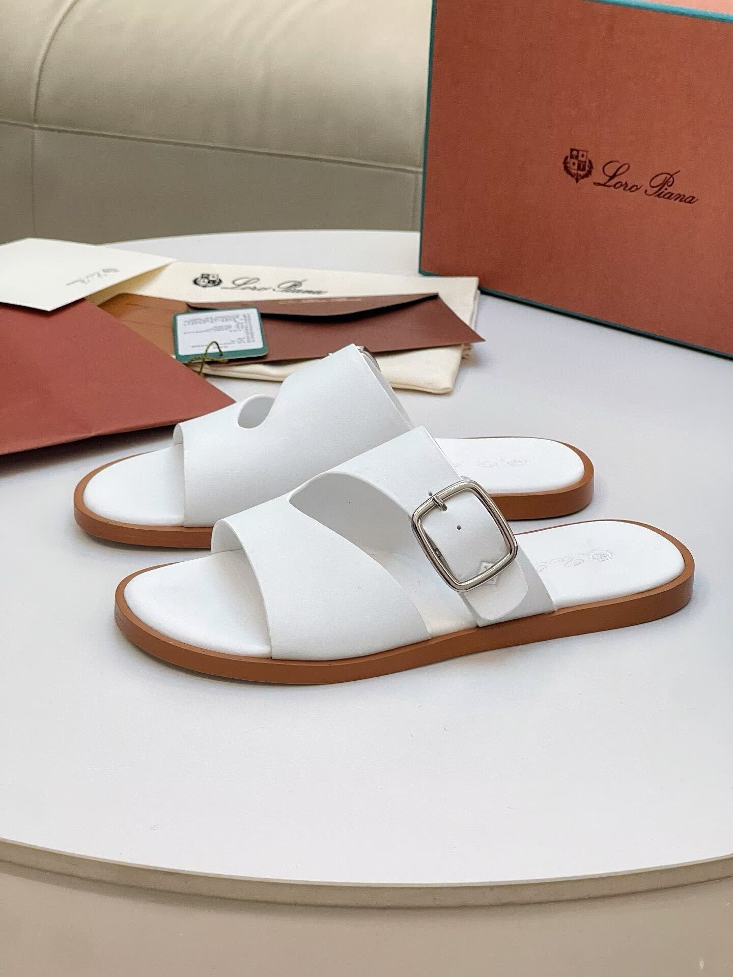 ua L0r0 P1ana sandals