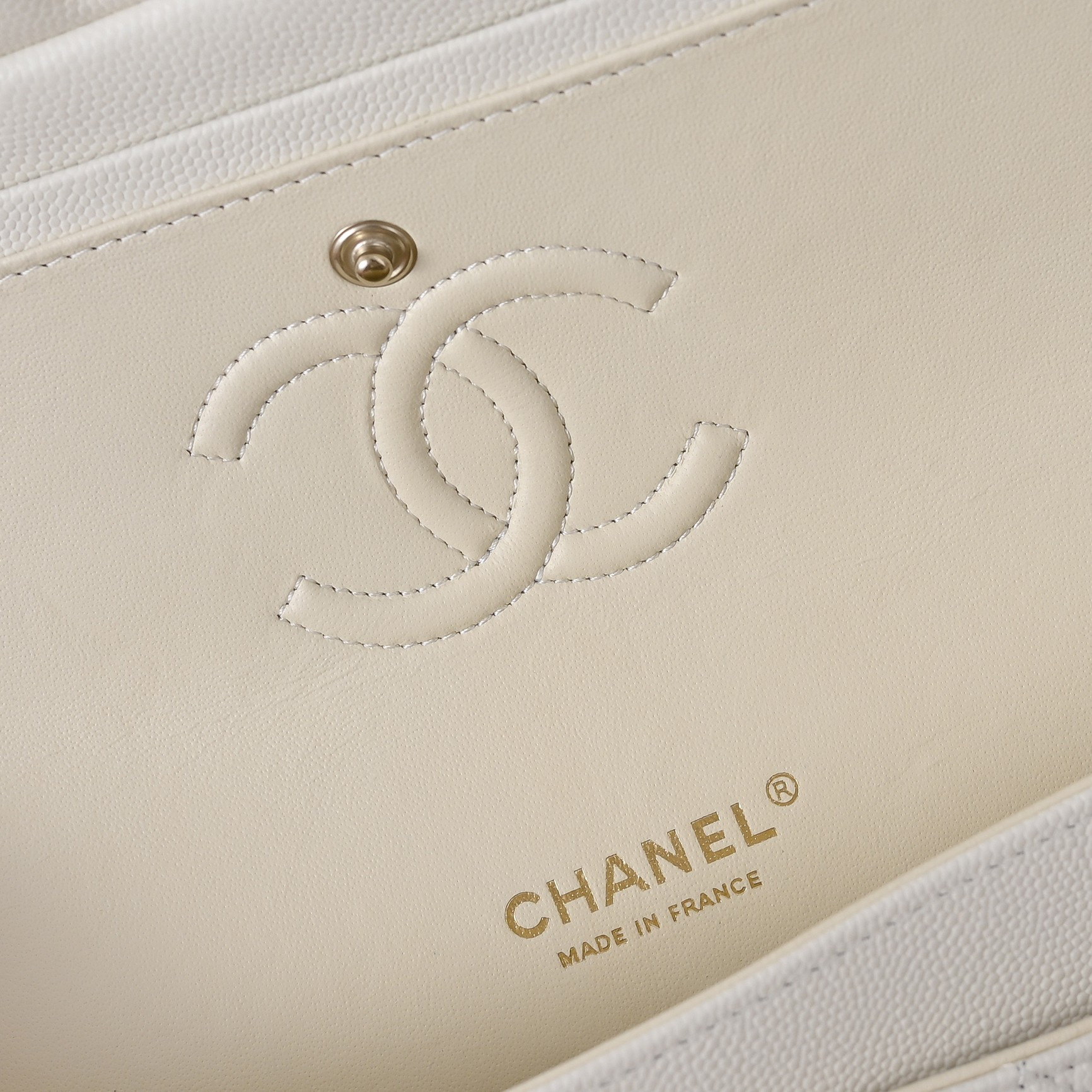 Chanel Classic Flap handbag Off-white with light gold hardware and caviar leather A01113 23x14.5x6cm