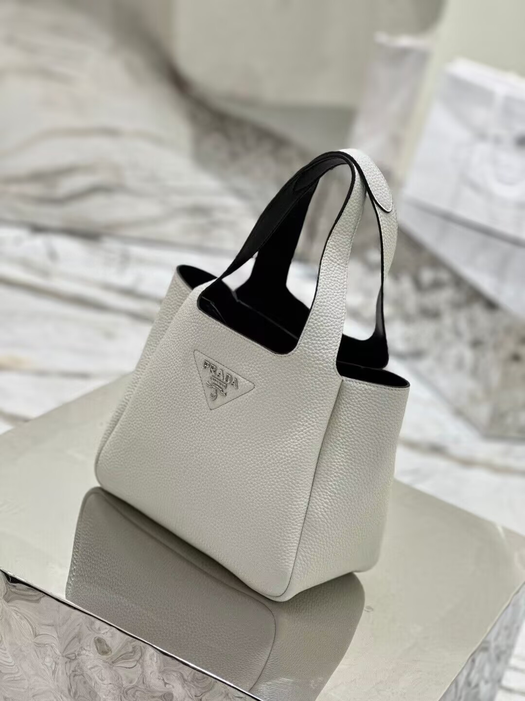 Pra*a Medium Leather Tote 25x21.5x14cm