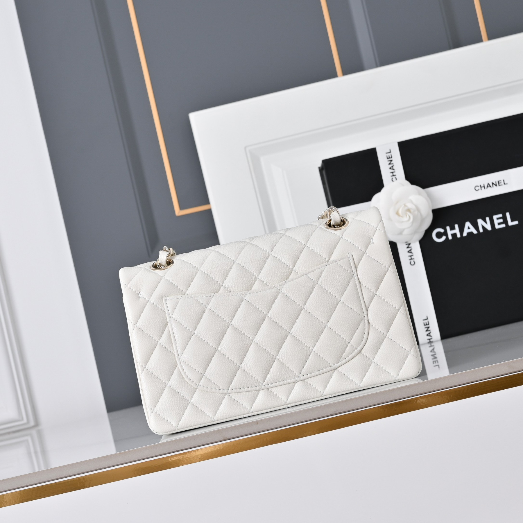 Chanel Classic Flap handbag Off-white with light gold hardware and caviar leather A01113 23x14.5x6cm