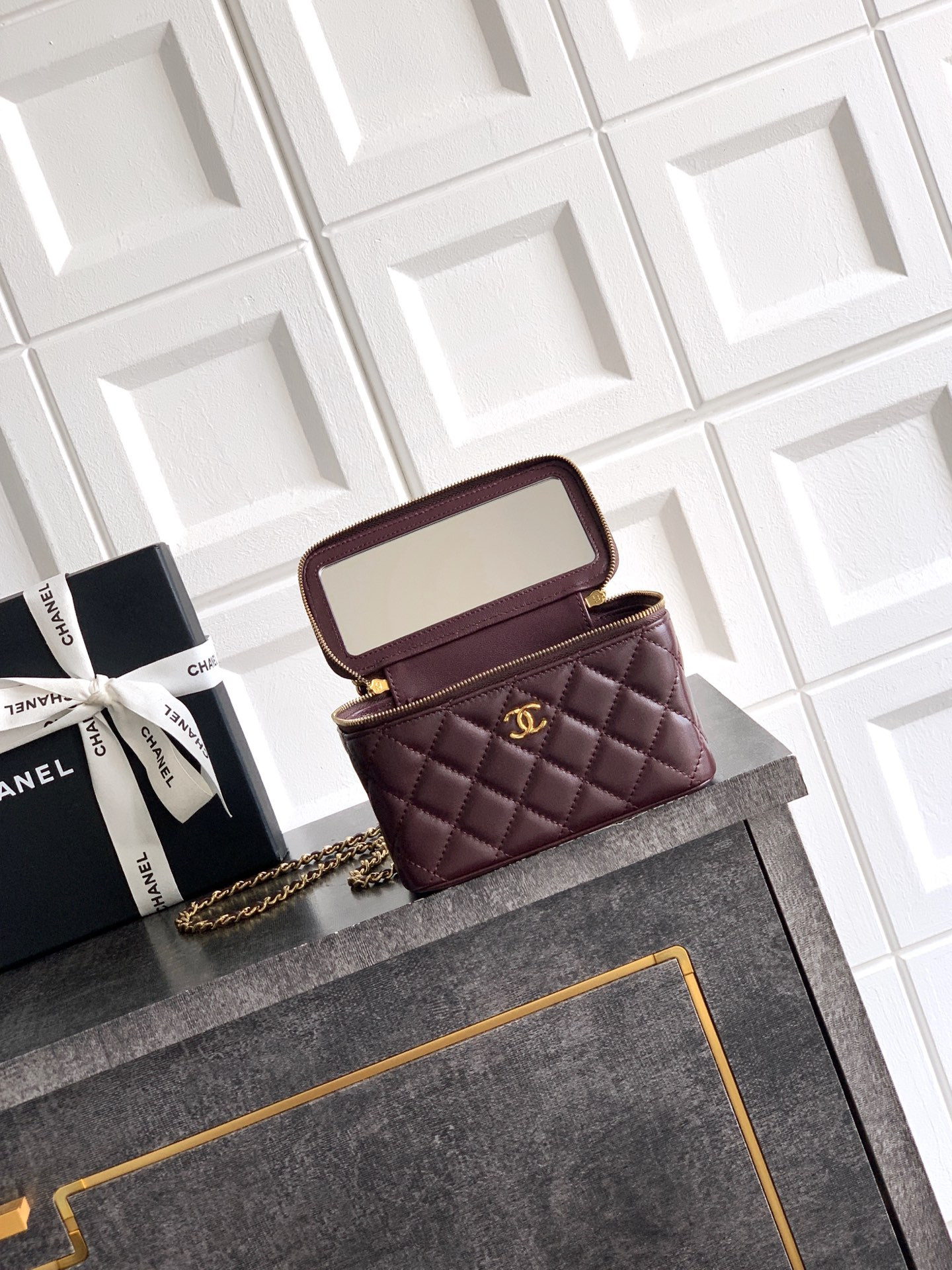 CHANEL Classic Vanity with chain Handbag 17x9.5x8cm