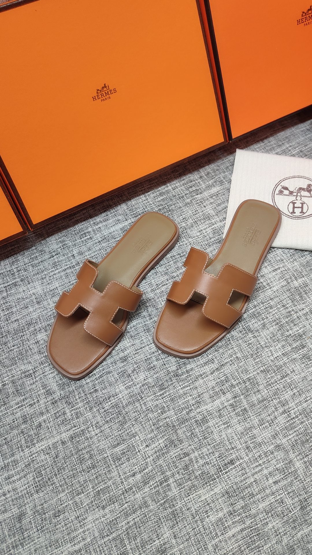 UA H**me5 Oran sandal