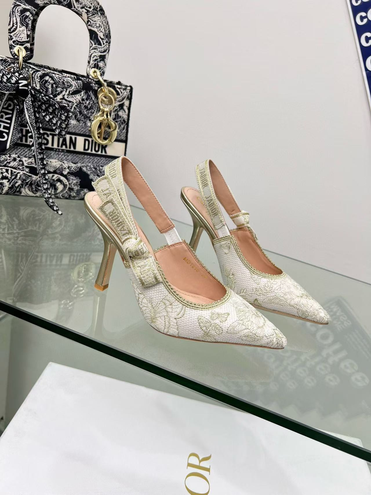 UA D10r J'AD10r Slingback Pump