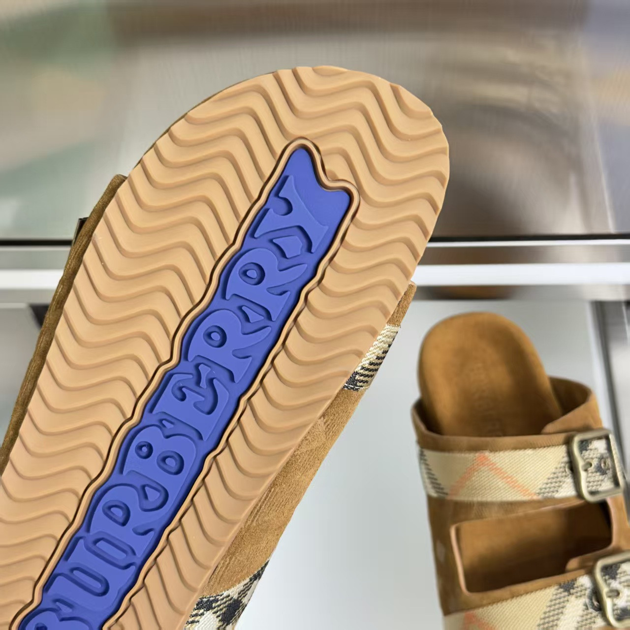 ua Bv*b*rry urchin sandals