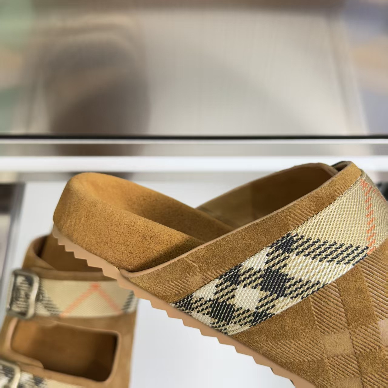 ua Bv*b*rry urchin sandals