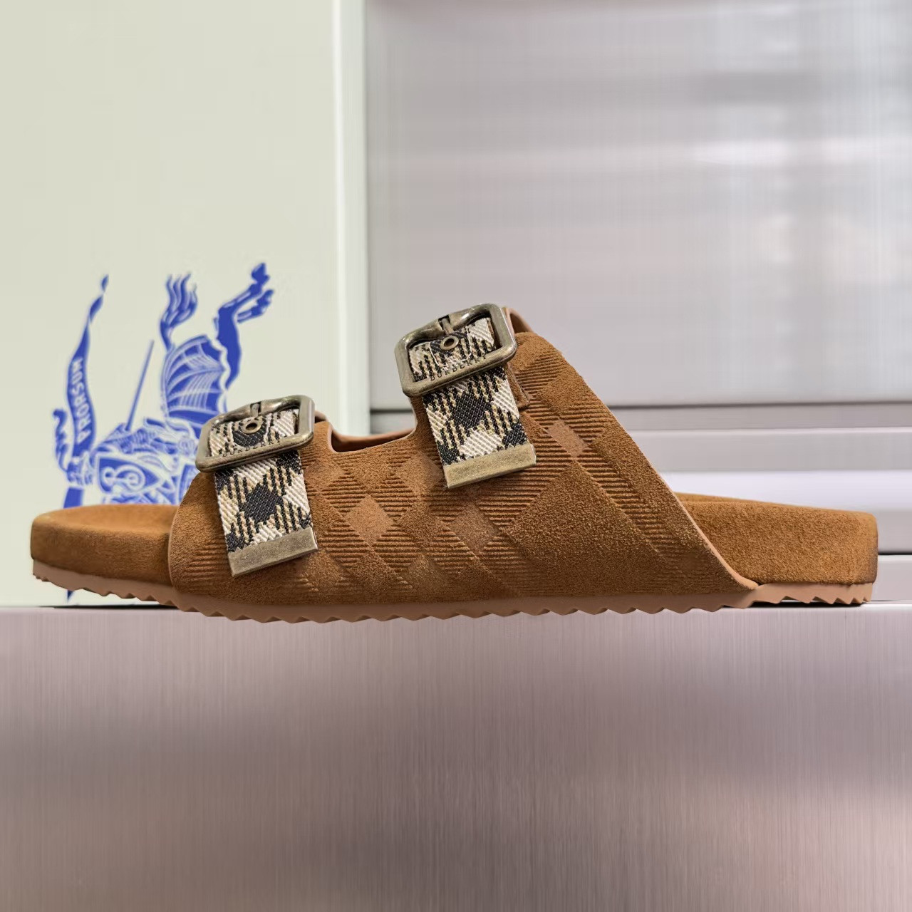 ua Bv*b*rry urchin sandals