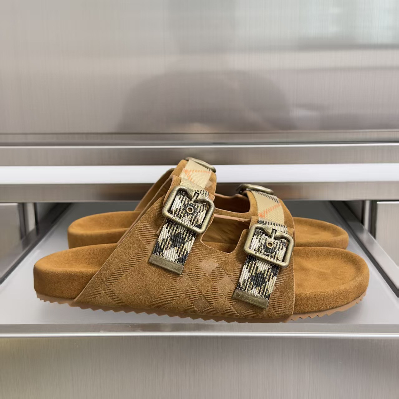 ua Bv*b*rry urchin sandals