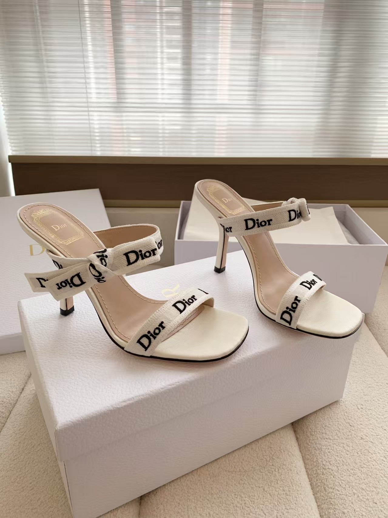 ua D10r heeled sandal