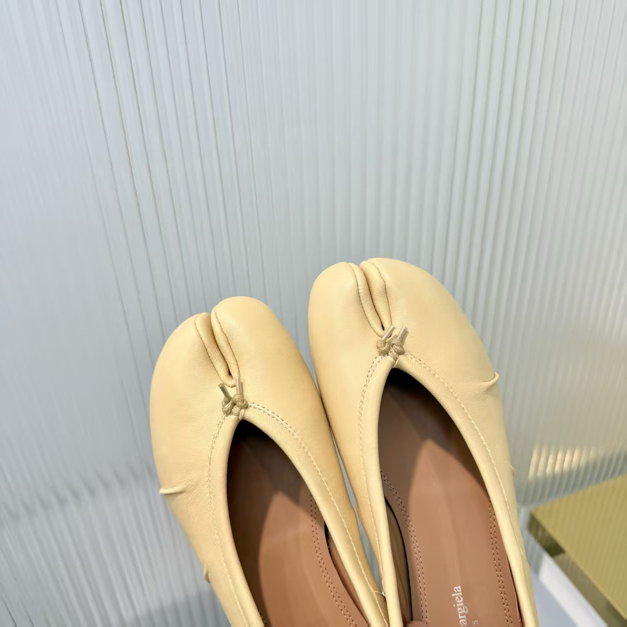 ua ma1s0n Marg*e1a tabi leather ballet flats