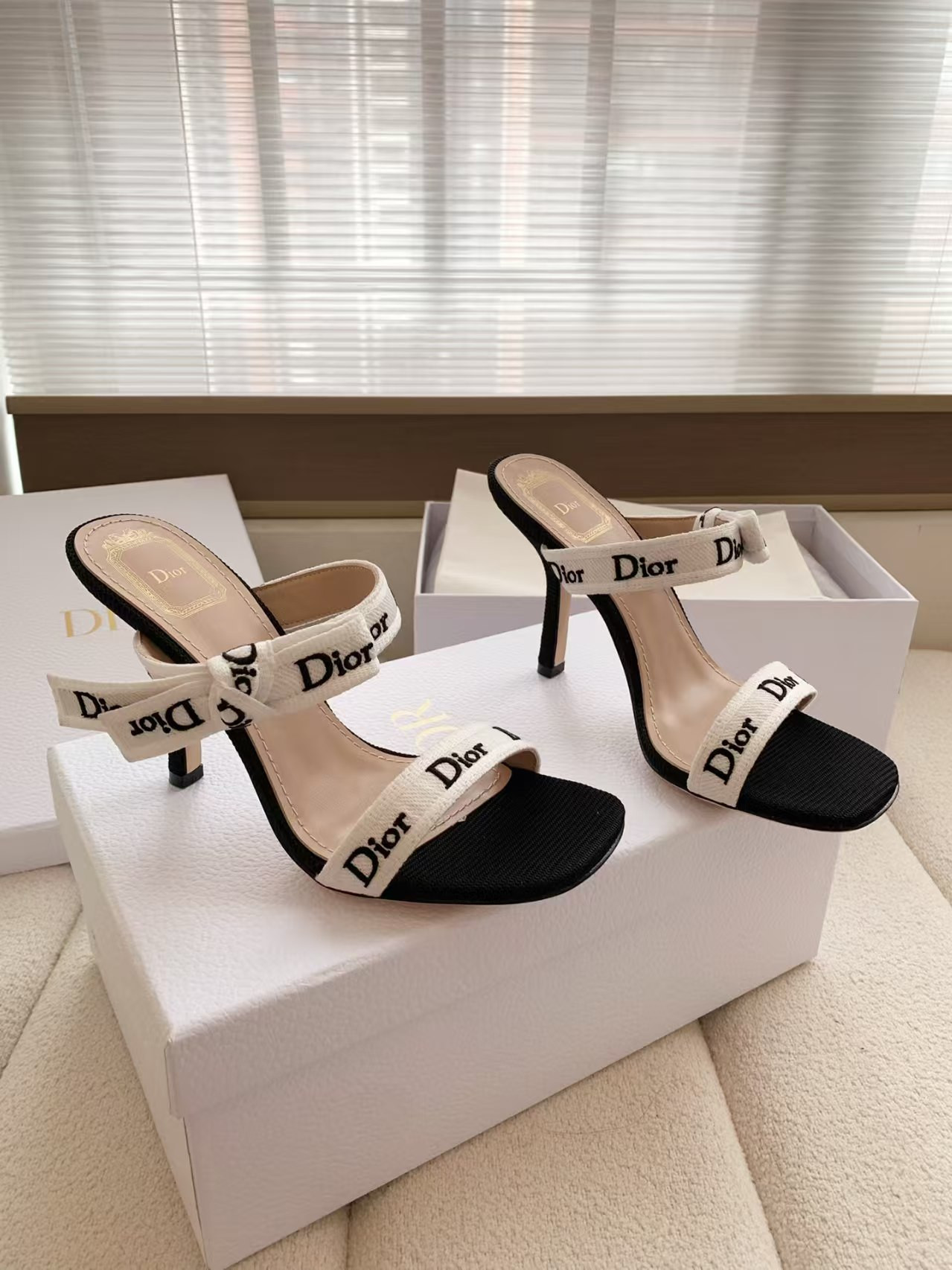 ua D10r heeled sandal