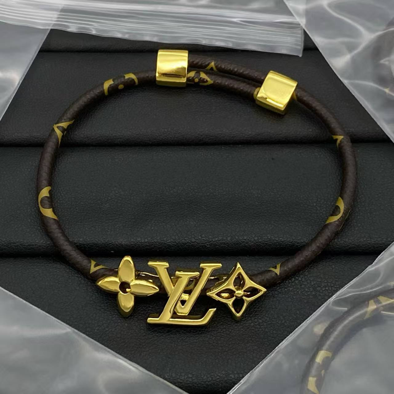 l0vis Vvtt0n bracelet