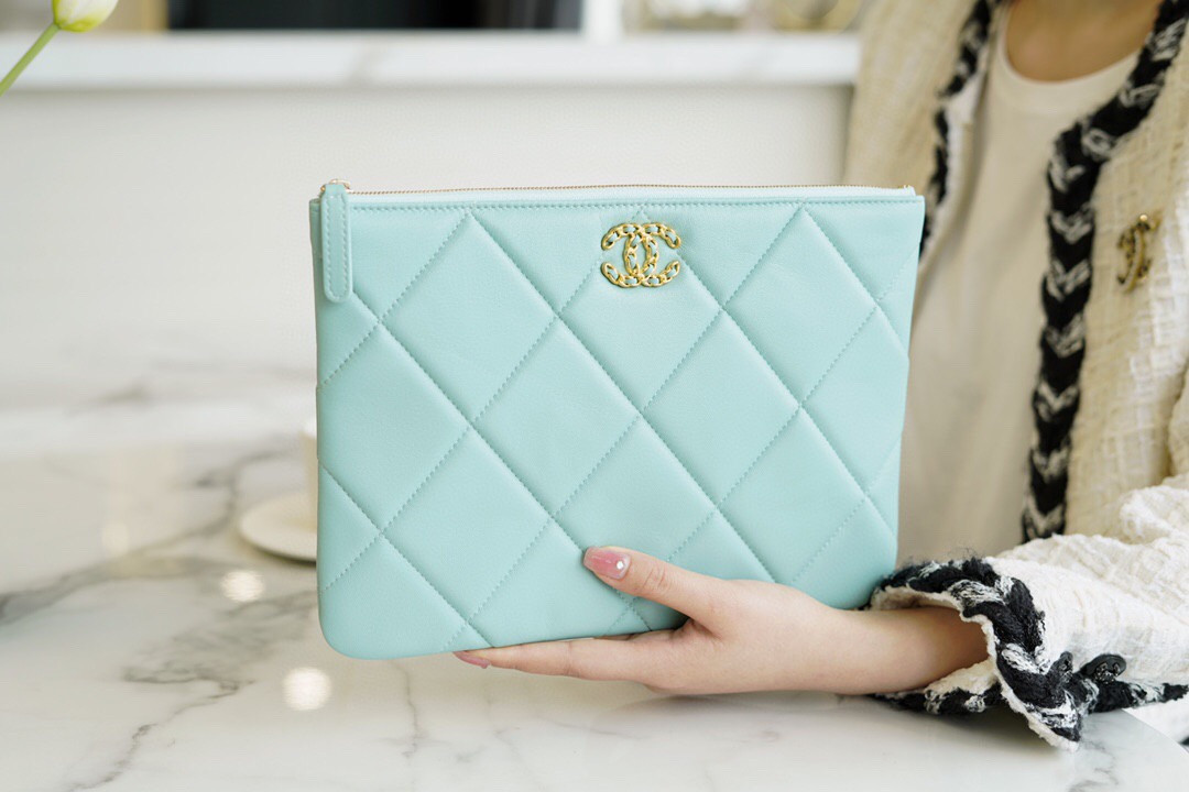 Ch**el 19 pouch