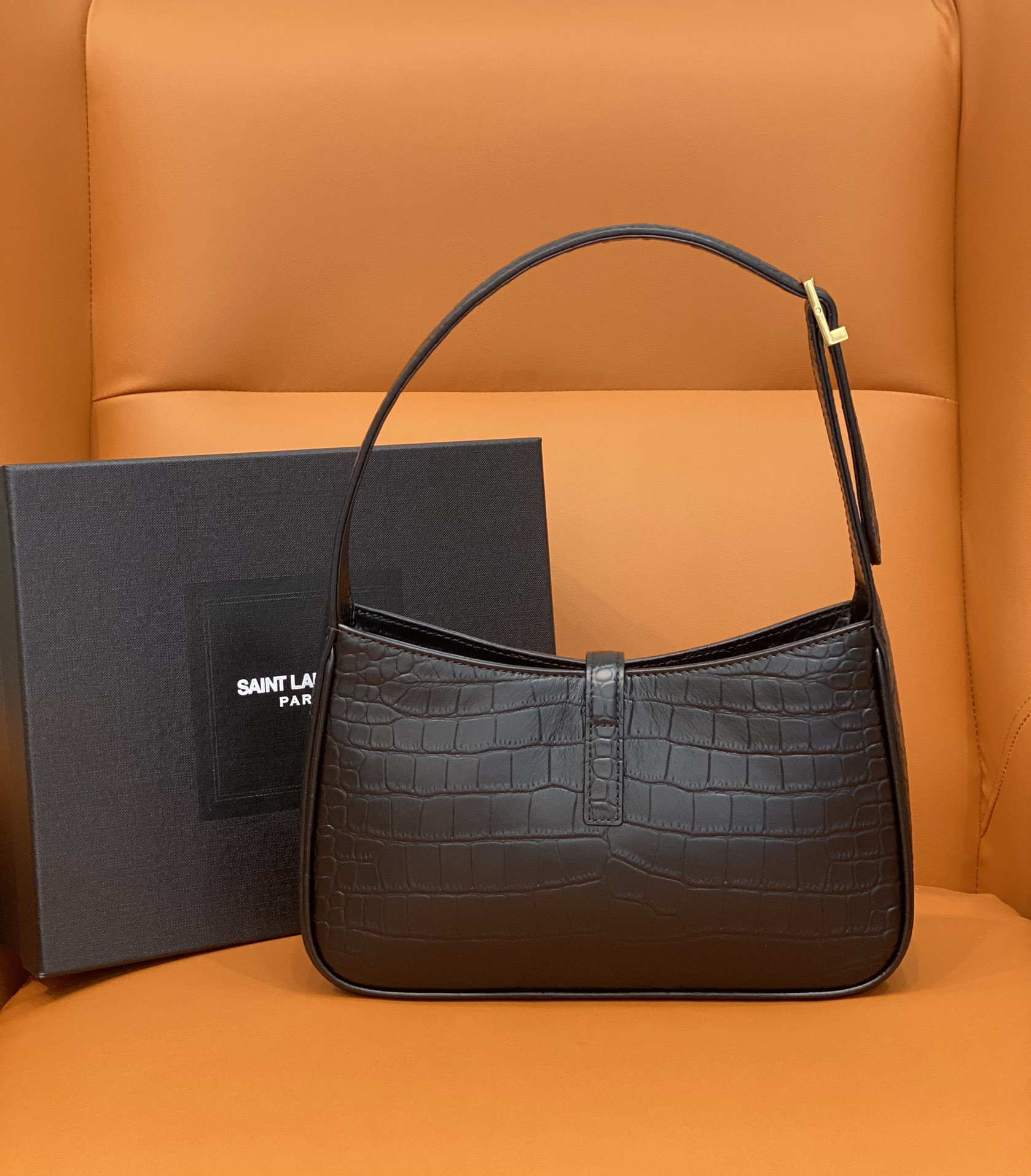 Y51 LE 5 À 7 IN CROCODILE-EMBOSSED SHINY LEATHER NOIR 23 X 16 X 6.5 CM