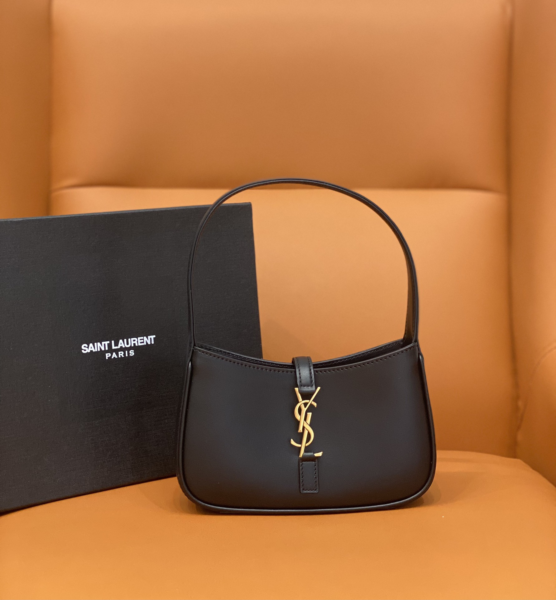 Y51 MINI LE 5 À 7 IN SMOOTH LEATHER NOIR  19 X 11.5 X 4.5 CM