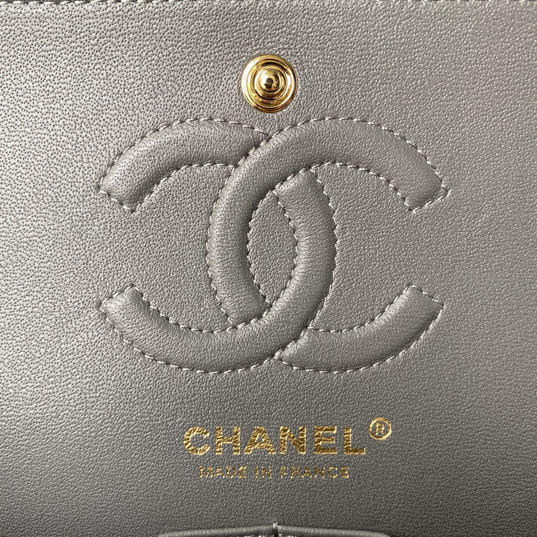 Ch**el SMALL CLASSIC HANDBAG Grained SHINY Calfskin & Gold-Tone Metal Gray 5.7 × 9 × 2.3 in