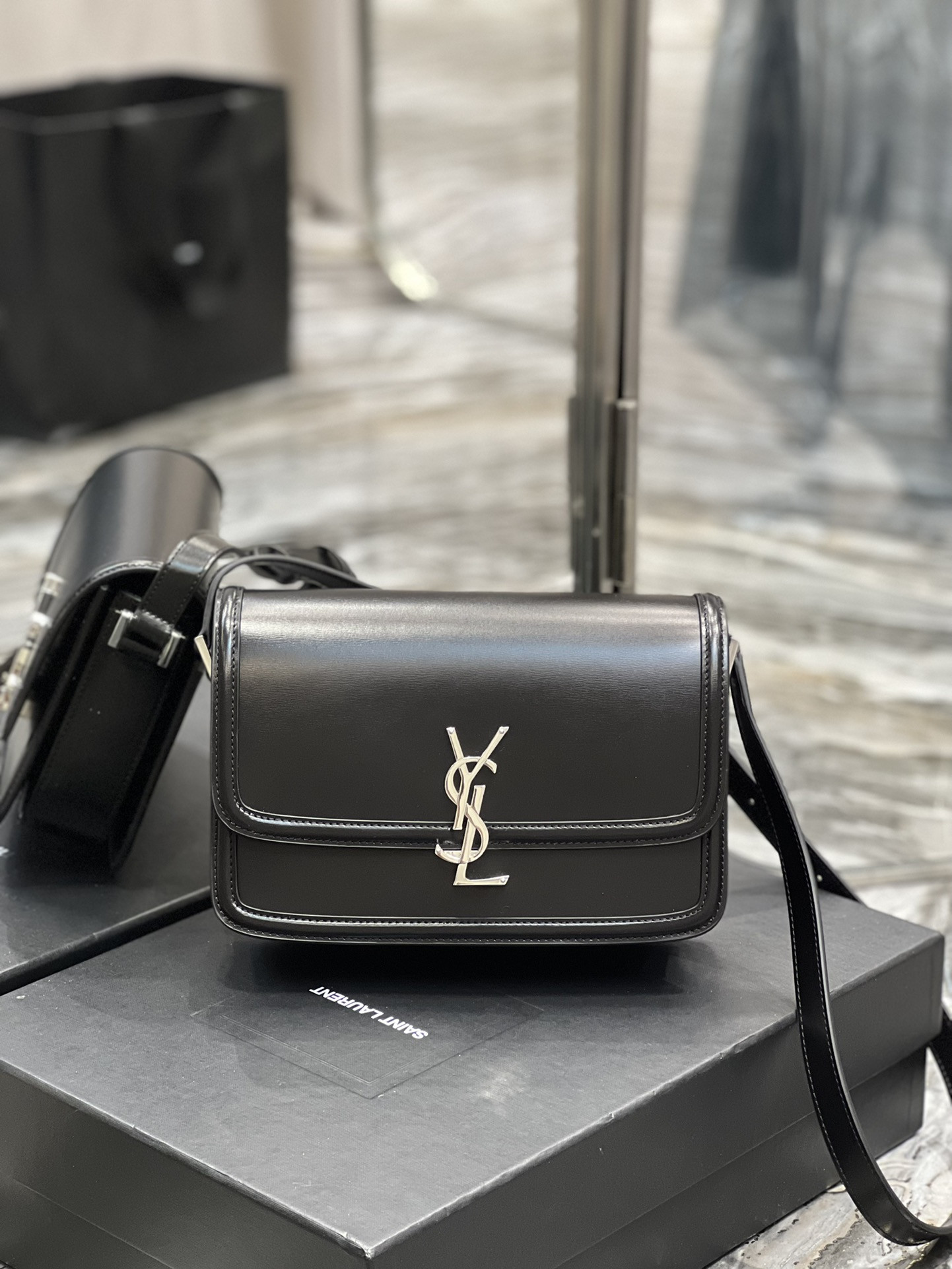 Y51 SOLFERINO MEDIUM IN GLAZED LEATHER BLACK 9.1 X 6.3 X 2.4 INCHES