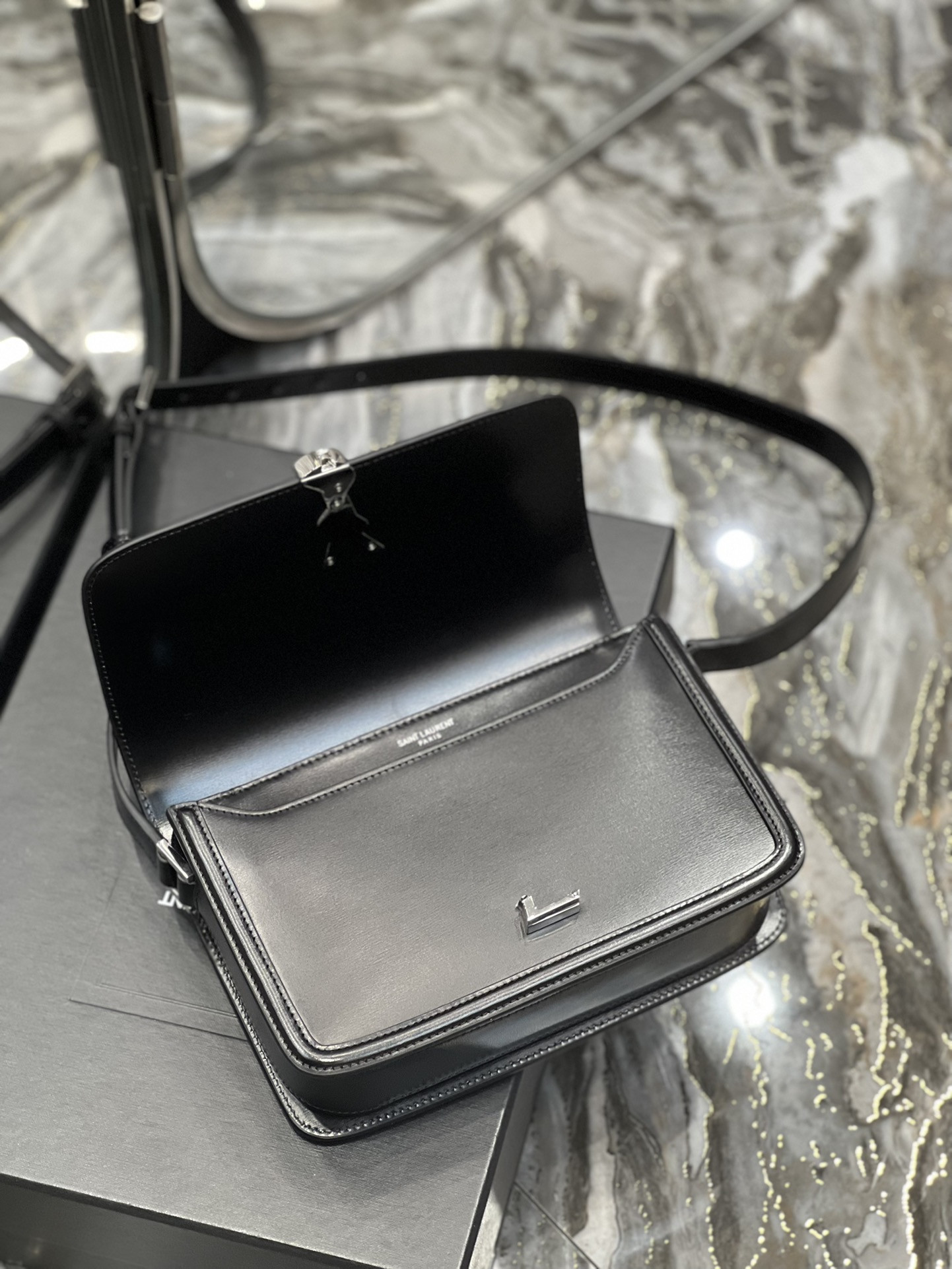 Y51 SOLFERINO MEDIUM IN GLAZED LEATHER BLACK 9.1 X 6.3 X 2.4 INCHES