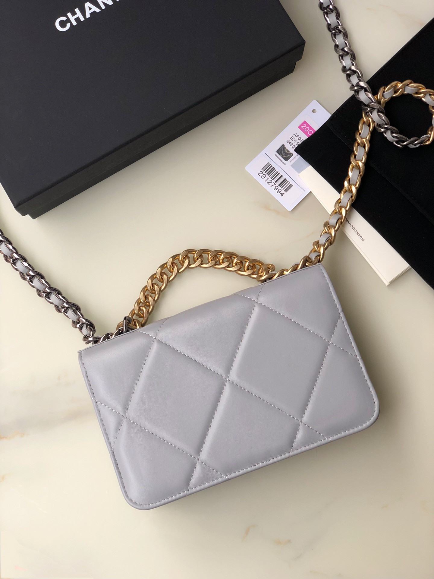 Ch**el CLASSIC WALLET ON CHAIN 4.8 × 7.5 × 1.4 in