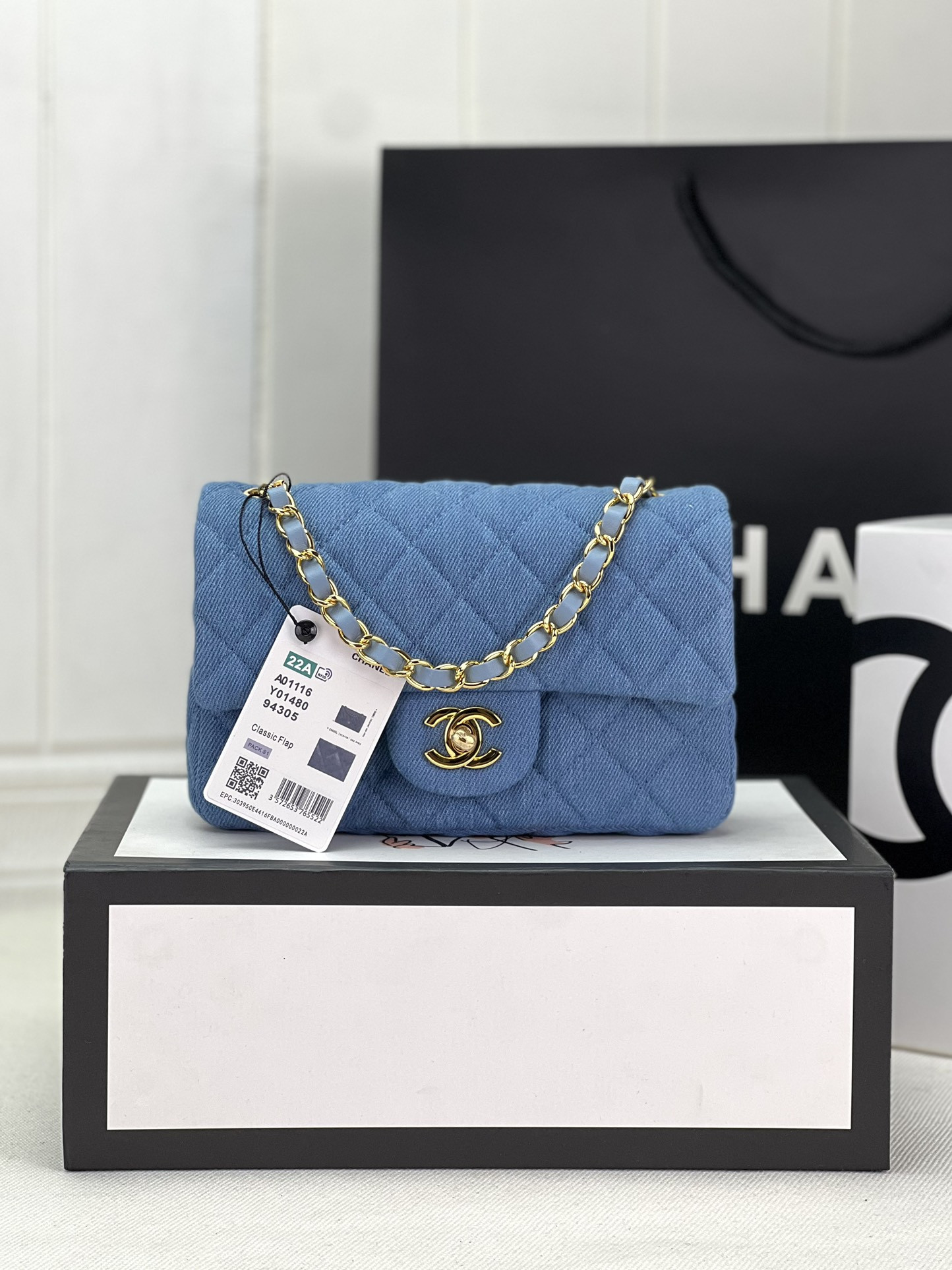 Ch**el MINI CLASSIC 11.12 HANDBAG Tweed & Gold-Tone Metal 4.7 × 7.8 × 2.3 in