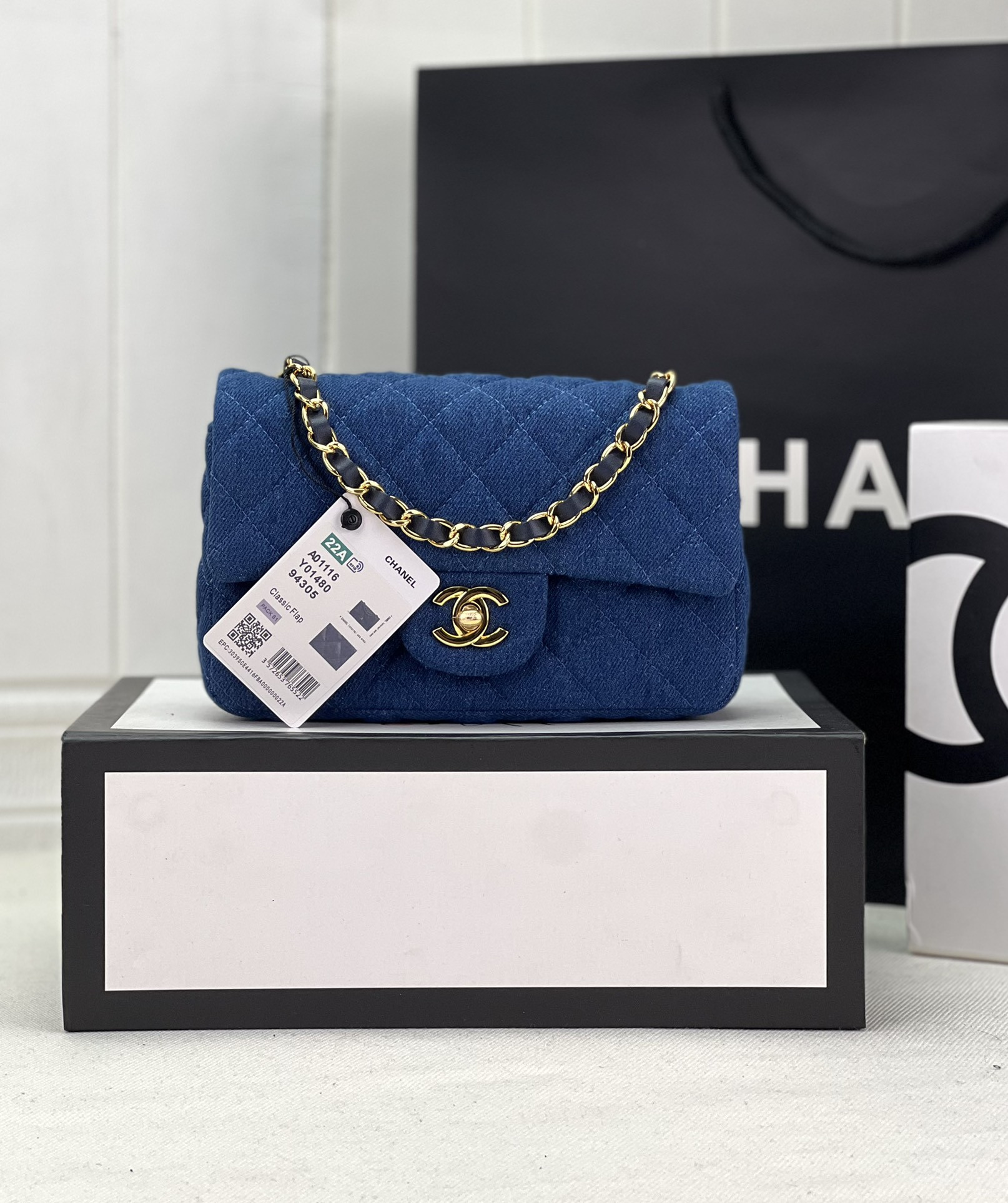 Ch**el MINI CLASSIC 11.12 HANDBAG Tweed & Gold-Tone Metal 4.7 × 7.8 × 2.3 in