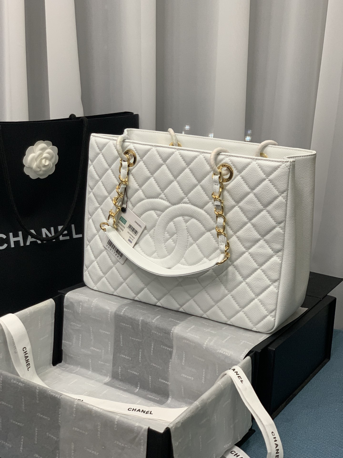 Ch**el GST CAVIAR LEATHER HARDWARE 24X33X13CM