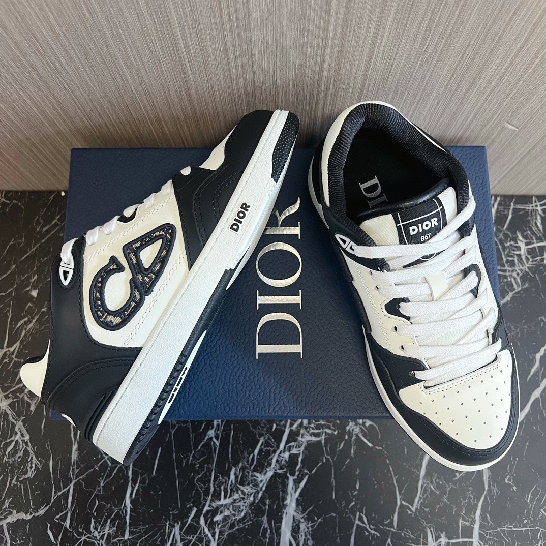 UA D10r B57 Low-Top Sneaker Black and White
