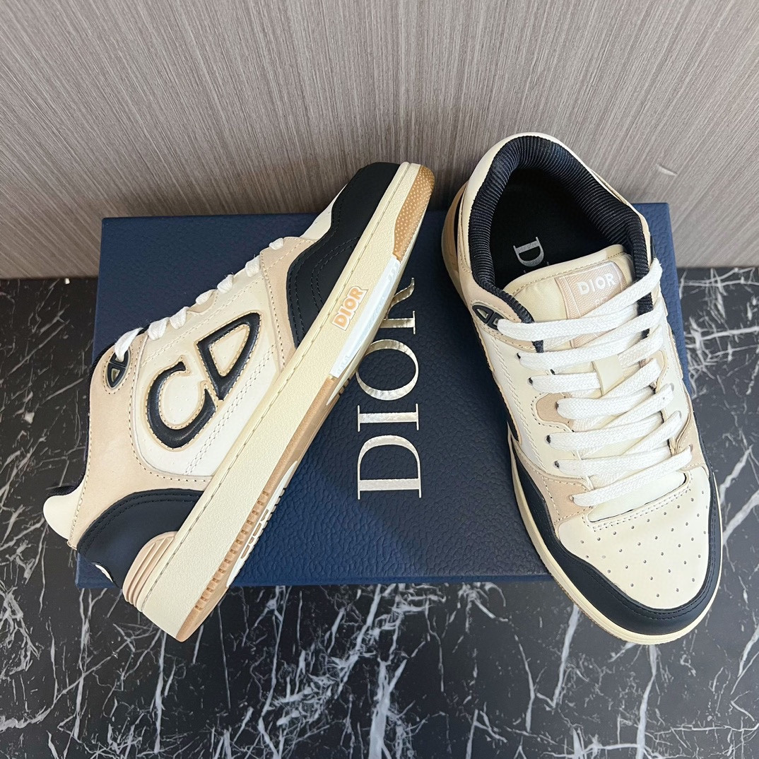 UA D10r B57 Low-Top Sneaker