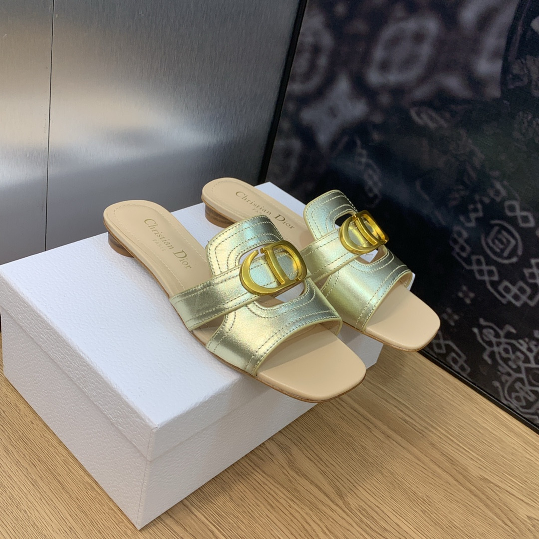 UA D10r 30 Montaigne Slide