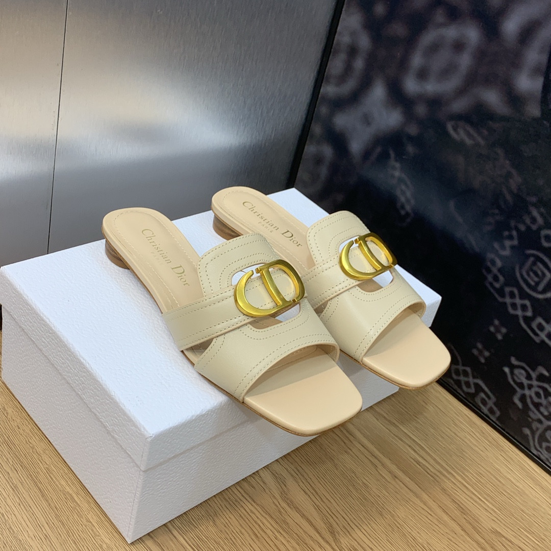 UA D10r 30 Montaigne Slide