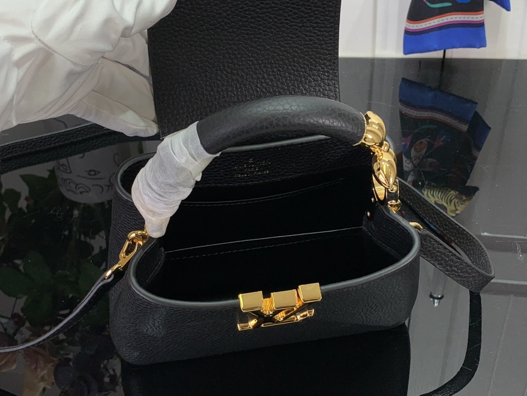 LV Capucines Mini M24689 8.3 x 5.5 x 3.1 inches
