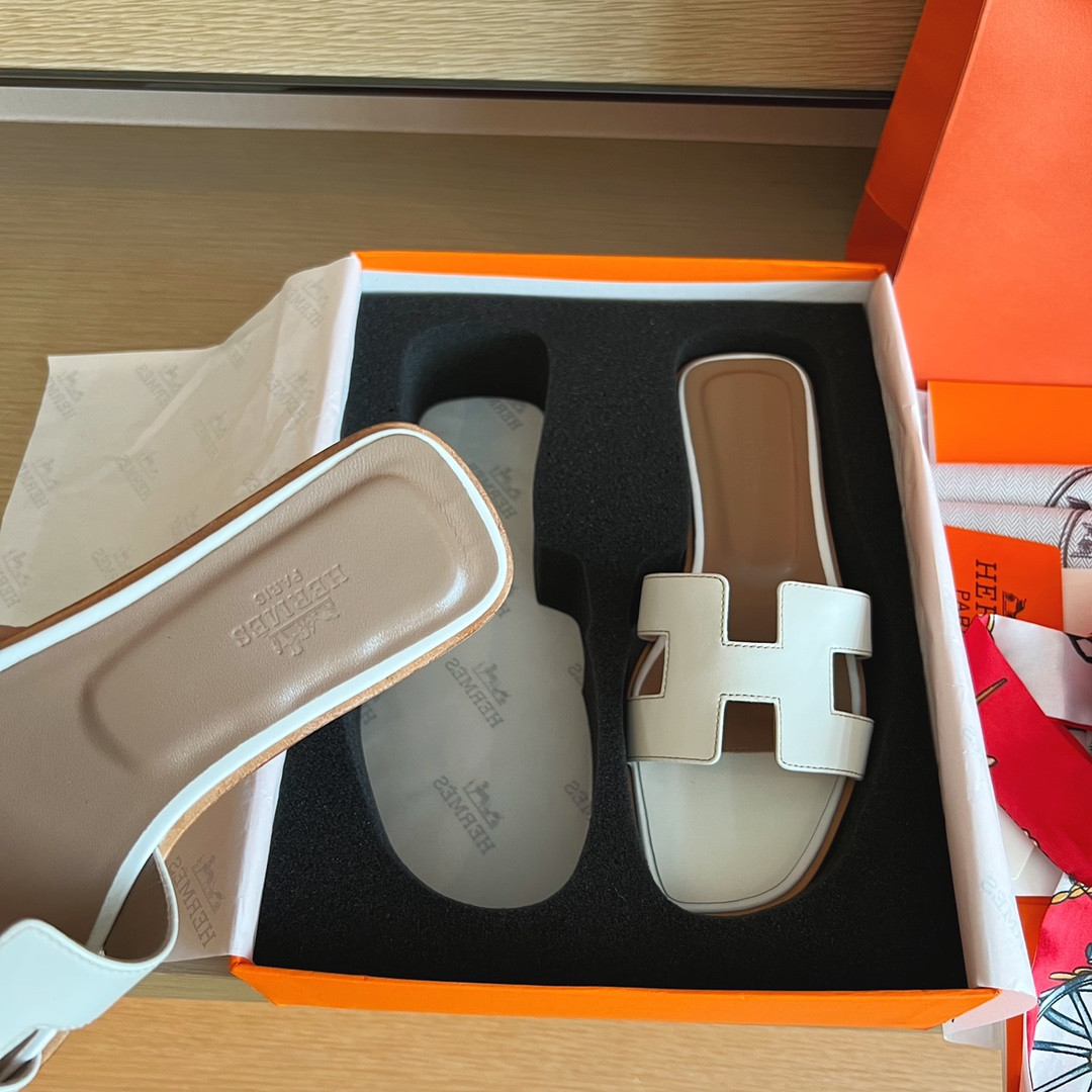 UA H**me5 Oran sandal