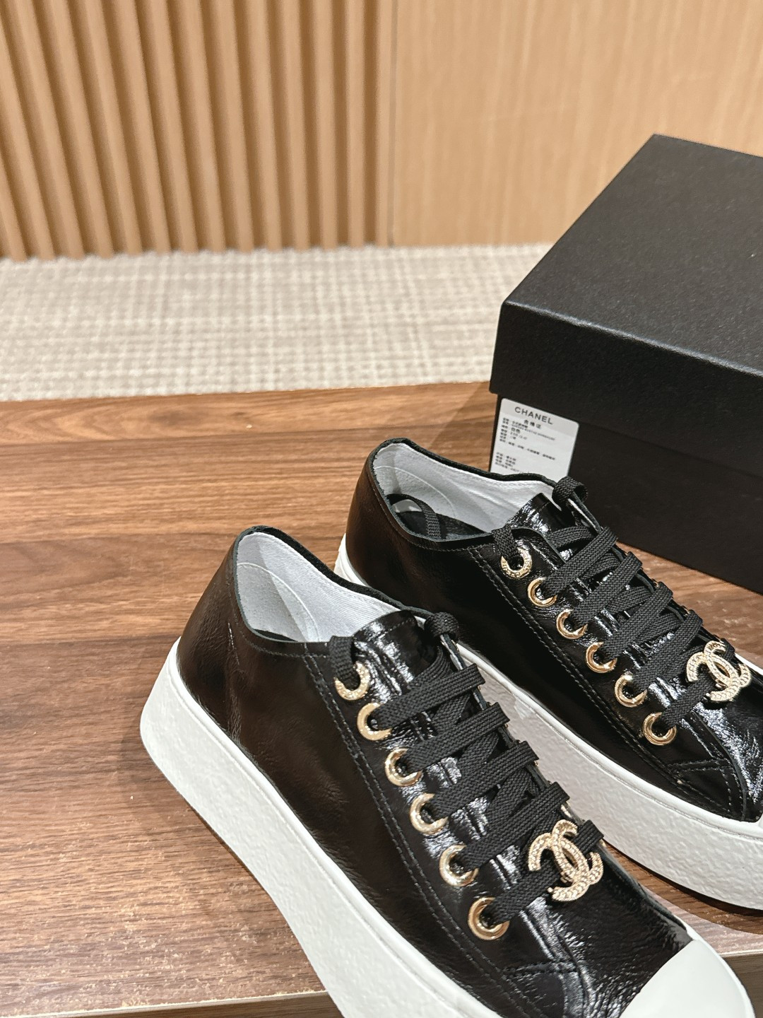 UA Ch**el SNEAKER