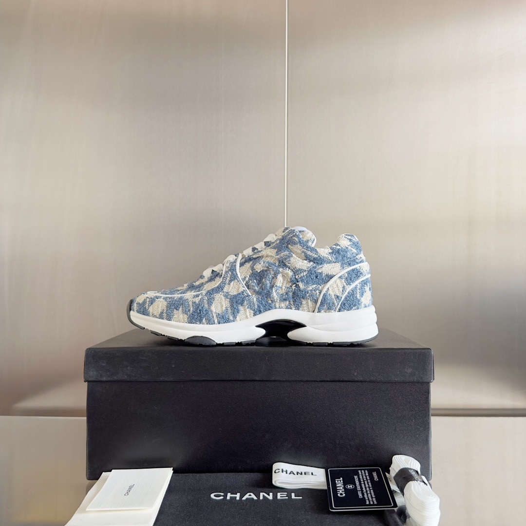 UA Ch**el SNEAKER