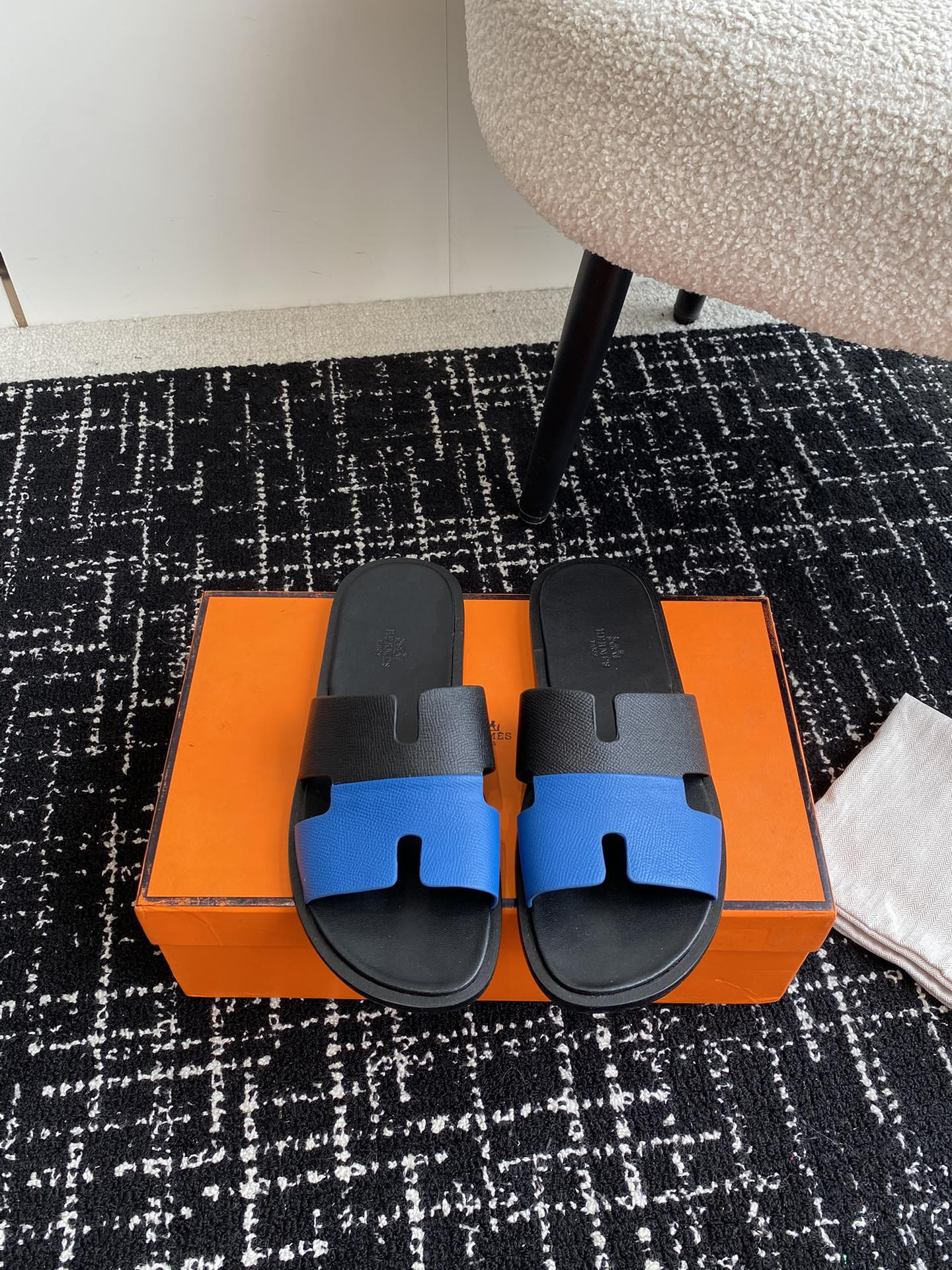 UA H**me5 Izmir sandal