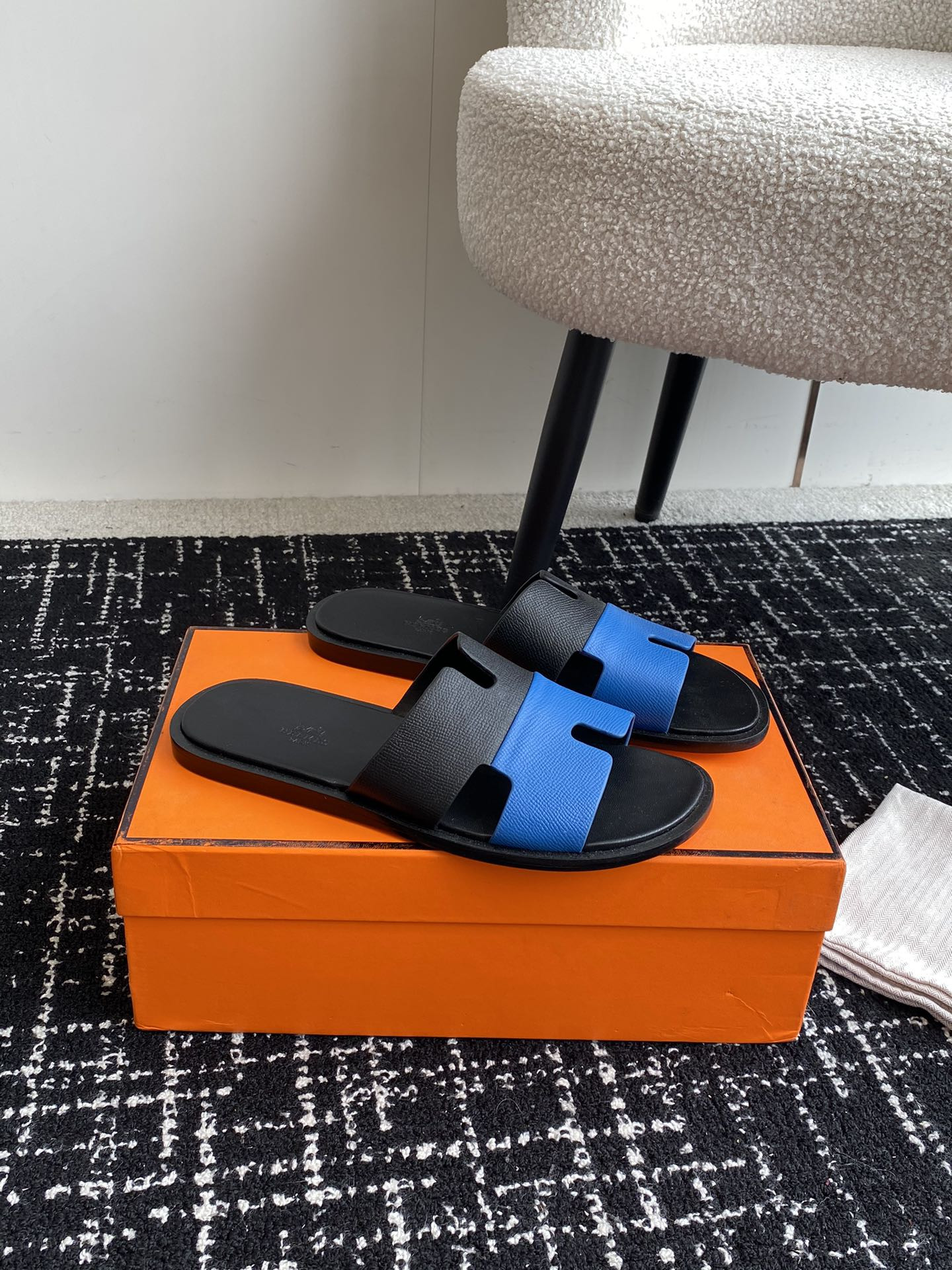 UA H**me5 Izmir sandal