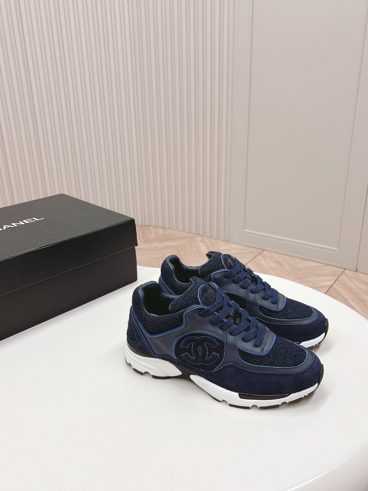 UA Ch**el SNEAKER