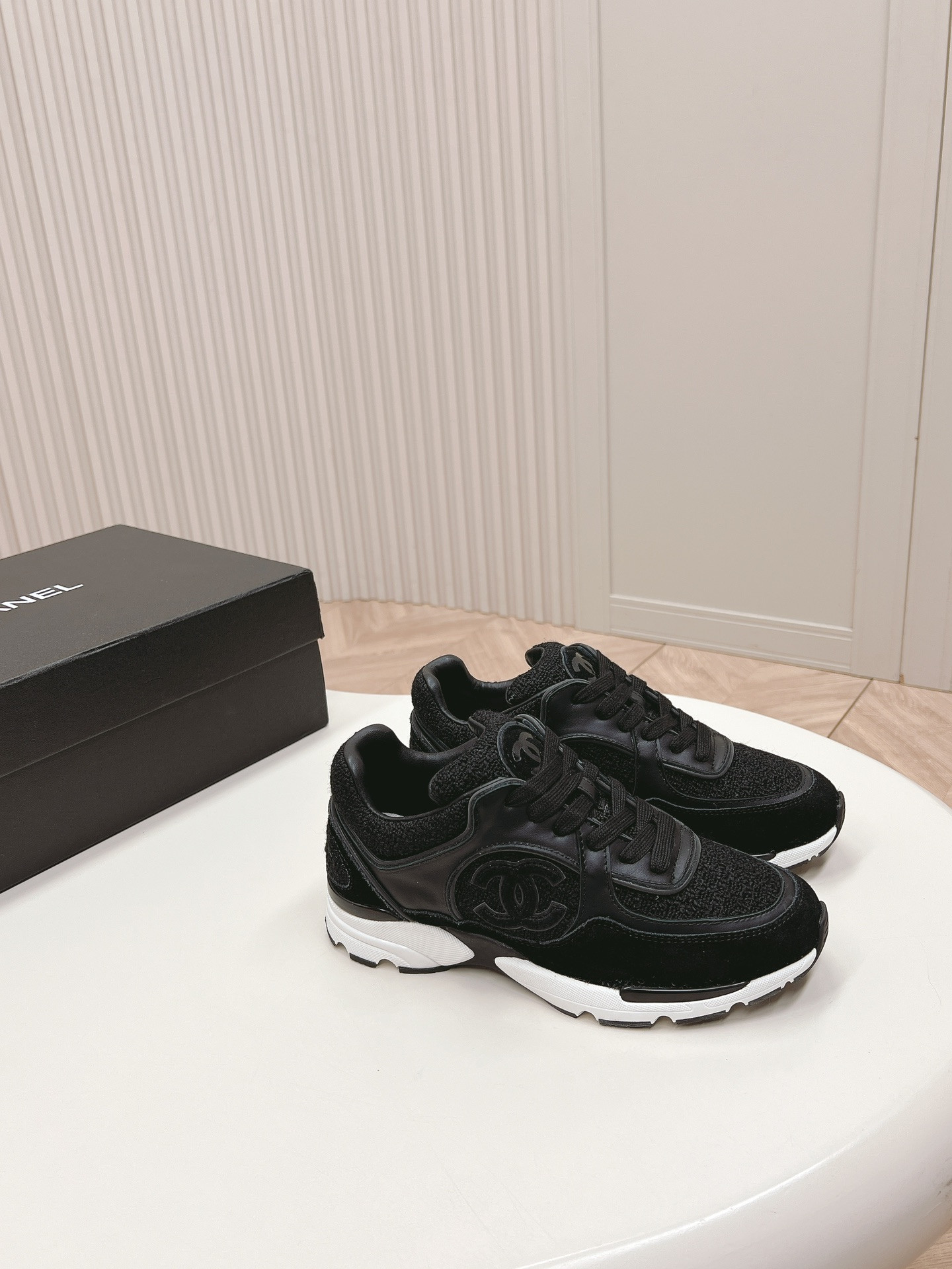UA Ch**el SNEAKER