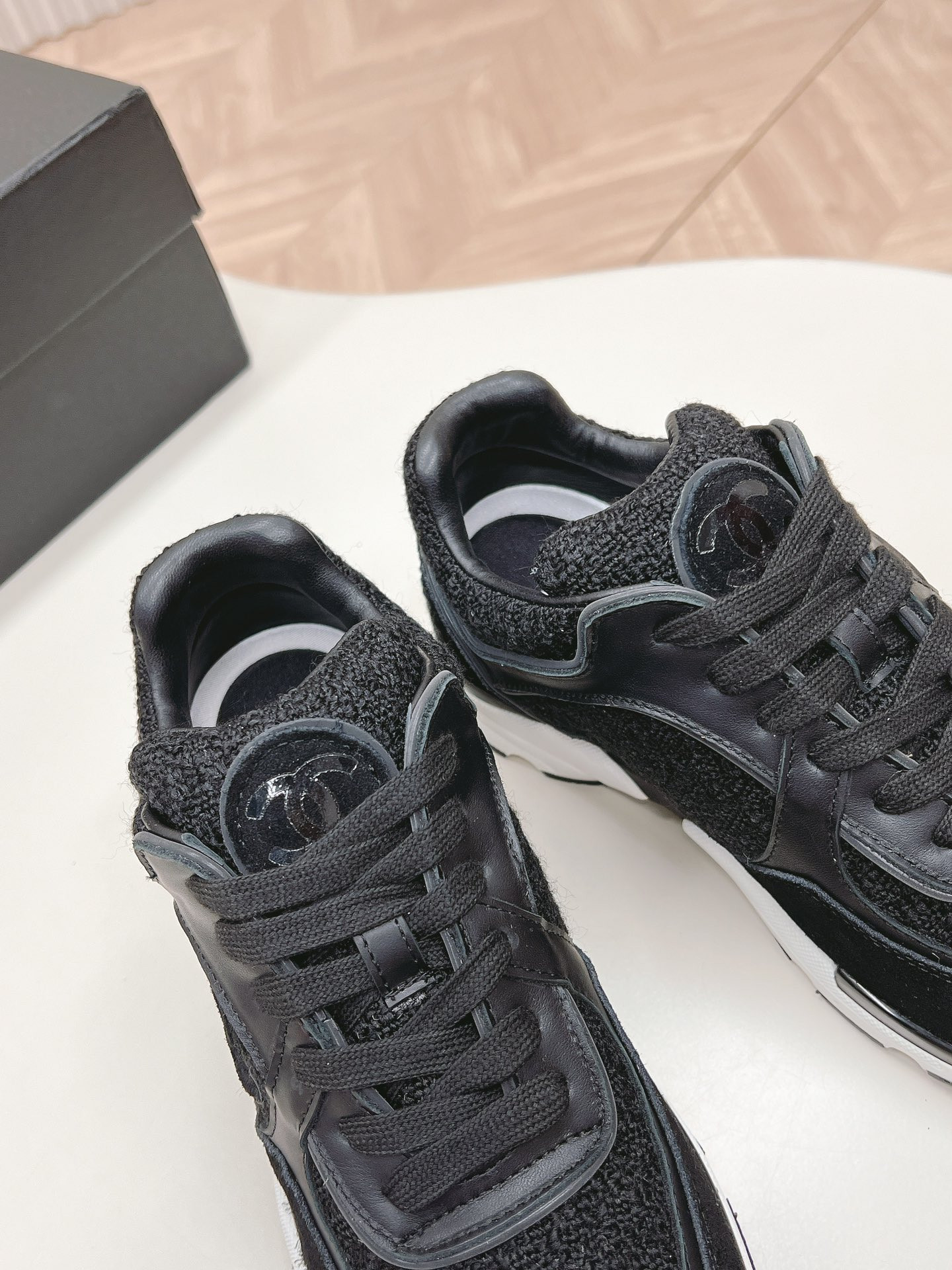 UA Ch**el SNEAKER