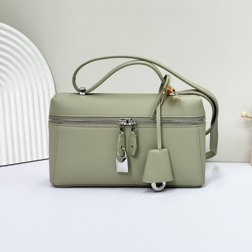 L0r0 P1ana Extra Pocket L19  Smooth Calfskin 11 x 19 x 6.5 cm