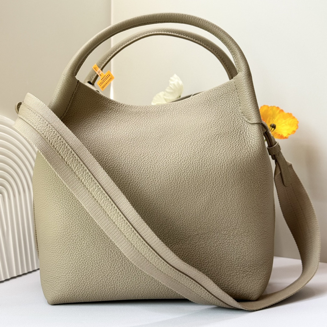 L0r0 P1ana Large Bale Bag Grained Calfskin 24 x 20 x 27 cm