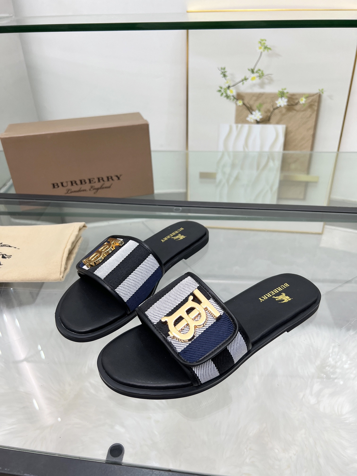 UA Bv*b*rry Slides