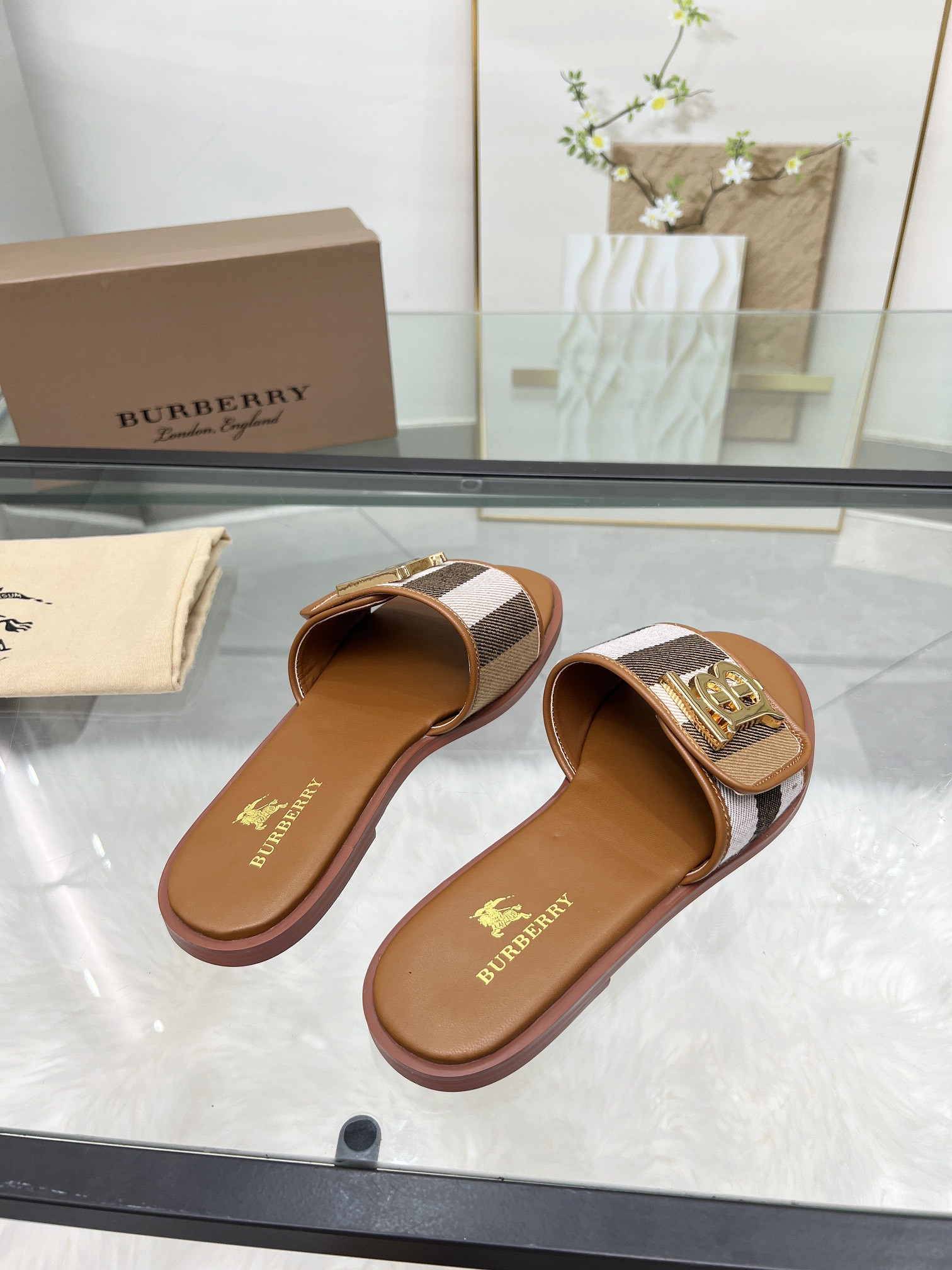 UA Bv*b*rry Slides